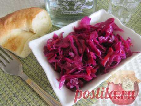 Очень вкусной у меня получается квашеная красная капуста. Я готовлю ее в банках. Предлагаю заготовить на зиму полезную закуску по моим рецептам, один из которых будет с пошаговыми фото.
