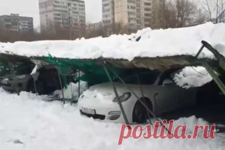 Снег на голову. Упавшая на парковке в Москве крыша похоронила 30 машин. В Северном Медведково обрушилась крыша автопарковки. Никто не пострадал, но под завалами оказались 30 легковых автомобилей. Кто будет платить за починку авто, aif.ru выяснил у эксперта.