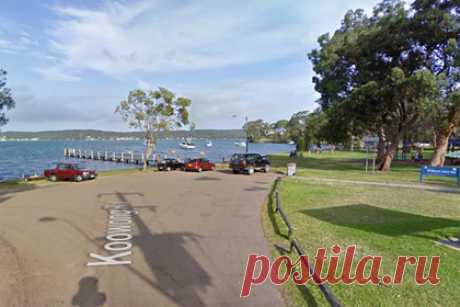 Мужчина пожертвовал собой ради спасения сына. В Австралии мужчина перевернулся на лодке с сыном и пожертвовал собой, спасая ребенка из воды. 33-летний Питер Финч и его маленький сын Джексон отправились кататься на каяках на озеро. Одна из волн перевернула лодку, мужчина схватил сына и держал его над водой, пока не подоспела помощь.