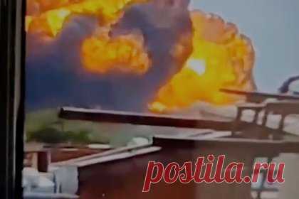 Момент крушения пассажирского самолета в жилом районе в Индии попал на видео
