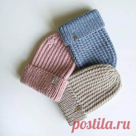 УЗОР ДЛЯ ШАПОК АВТОР TATIANA_ZENKOVICH

Макушка у шапки может быть любой,
Рапорт узора 3 петли / 2 ряда (количество петель для изделия должно быть кратно 3) 
⠀ 
Например, для шапки (пряжа 100гр/100м) на размер головы 54-56 я набирала 66 петель+1 для соединения в круг= 67 петель 
⠀ 
*Узор: 
 ряд - *1 изн, 2 лиц*, 1 изн, 2 лиц, .... 
 ряд - *1 изн, 1 лиц снимаем на дополнительную спицу и оставляем перед работой, 1 лиц, петлю с доп. спицы провязываем лицевой*, .... (и так до ...