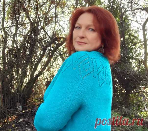 Вязаное платье было моей мечтой, которая сбылась с третьей попытки. Вспушенный меринос, 300м/100г.спицы 3.25. Цельновязаное сверху. А-силуэт с помощью прибавок по бокам. Расход 480г.,вязать было волнительно, пряжи было только 500г.
