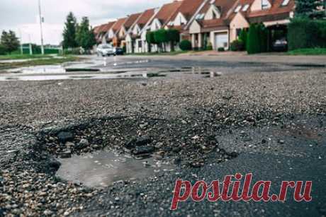 Мужчина отсудил миллион фунтов за яму на дороге. Житель Уэльса отсудил у местного правительства более миллиона фунтов стерлингов за травму, которую получил в результате того, что попал на своем автомобиле в яму на дороге. Подробности истории сообщает Mirror. Инцидент произошел четыре года назад, когда мужчина попал на своем автомобиле в выбоину на дороге.