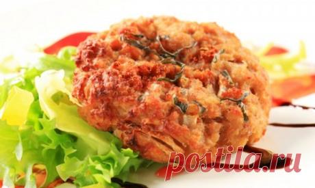 Как приготовить овощные котлеты из свежей цветной капусты - вкусные и полезные. Ингредиенты: цветная капуста, яйца, мука, зелень, специи и растительное масло.