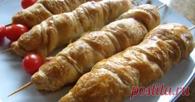 Третью маевку подряд эти шашлычки разлетаются быстрее мяса! Внутри помидорки, ветчина — всё как надо. Хрустящая корочка и сочная начинка.