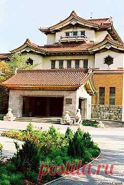 (95) Наталия Серцова (Скубченко)
Музей в Южно-Сахалинск

  Здание музея построено в 1930 г. неизвестным японским архитектором под влиянием европейского неоклассицизма в период существования на юге острова Сахалин японской префектуры Карафуто (1905-1945 гг.). Здание является памятником истории и культуры Сахалинской области. Оно - одно из немногих сохранившихся свидетельств японского присутствия на Сахалине.