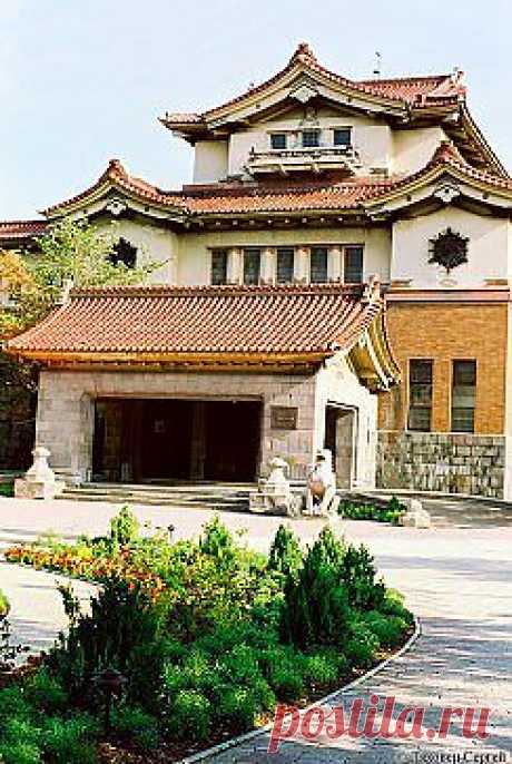 (95) Наталия Серцова (Скубченко)
Музей в Южно-Сахалинск

  Здание музея построено в 1930 г. неизвестным японским архитектором под влиянием европейского неоклассицизма в период существования на юге острова Сахалин японской префектуры Карафуто (1905-1945 гг.). Здание является памятником истории и культуры Сахалинской области. Оно - одно из немногих сохранившихся свидетельств японского присутствия на Сахалине.