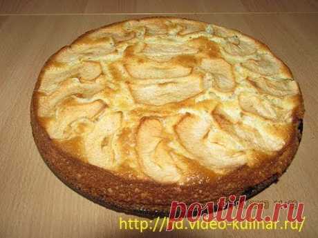 Шарлотка с яблоками на сметане