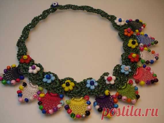 Rengarenk çiçek motifleri ile işlenmiş bonccuklu otantik kolye modeli - Yeni Moda, Yeni Modelleri