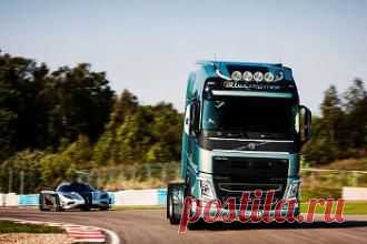 Спорт Тягач Volvo FH сразился со спорткаром Koenigsegg One:1 - свежие новости Украины и мира