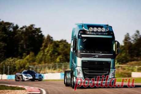 Спорт Тягач Volvo FH сразился со спорткаром Koenigsegg One:1 - свежие новости Украины и мира