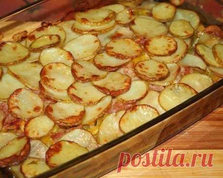 Запечённый молодой картофель с беконом и овощами