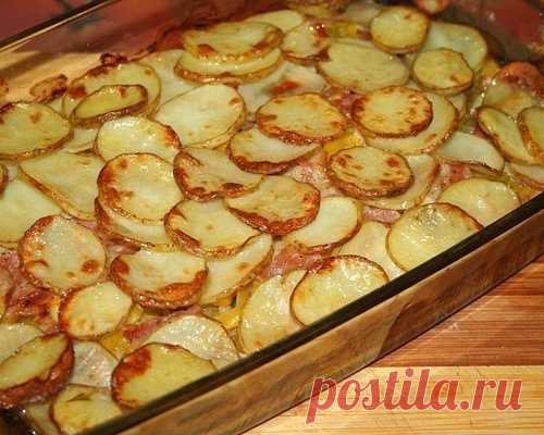 Запечённый молодой картофель с беконом и овощами