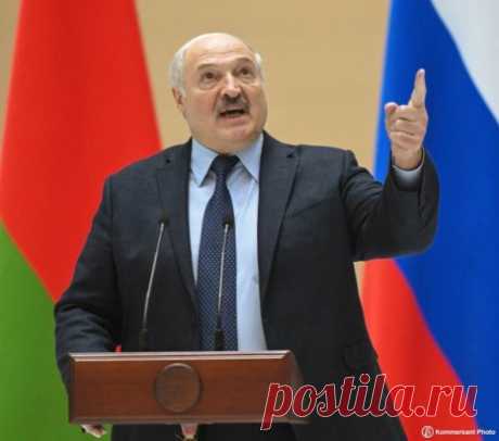 Президент Белоруссии Александр Лукашенко заявил, что «сегодняшние противоречия» не разрушат добрососедские отношения с украинцами. Об этом говорится в поздравлении с Днем независимости Украины, опубликованном на его сайте.
Господин Лукашенко заверил, что Белоруссия «продолжит выступать за сохранение согласия, развитие дружественных взаимоуважительных контактов на всех уровнях». Он пожелал украинцам «мирного неба, толерантности, мужества, силы и успехов в восстановлении достойной жизни».