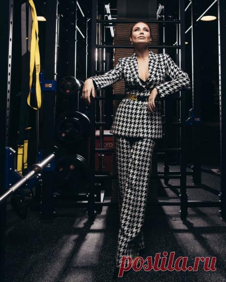 Стройная Ляйшан Утяшева  посоветовала три упражнения, которые помогут похудеть к лету Знаменитая гимнастка, телеведущая Ляйсан Утяшева родила двоих детей и сохранила прекрасную фигуру, тоненькую талию. Ляйсан Утяшева не скрывает от своих поклонников секреты, как держать себя в форме. Сама она постоянно тренируется, выполняет специальные упражнения для мышц живота, бедер, ягодиц,...