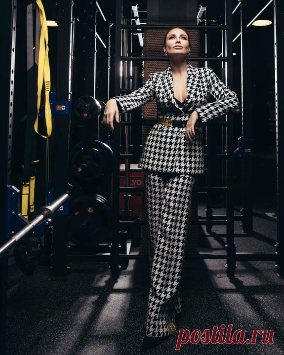 Стройная Ляйшан Утяшева  посоветовала три упражнения, которые помогут похудеть к лету Знаменитая гимнастка, телеведущая Ляйсан Утяшева родила двоих детей и сохранила прекрасную фигуру, тоненькую талию. Ляйсан Утяшева не скрывает от своих поклонников секреты, как держать себя в форме. Сама она постоянно тренируется, выполняет специальные упражнения для мышц живота, бедер, ягодиц,...