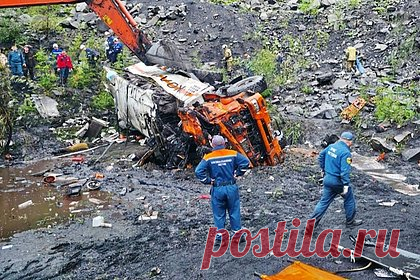 Появились подробности о десятках рухнувших в обрыв на российском автобусе вахтовиках