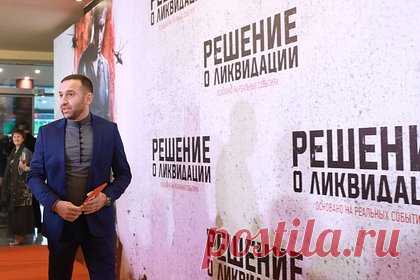 Российский актер ответил на угрозы готового воевать за Украину Смольянинова. Российский актер Сослан Фидаров ответил на угрозы бежавшего на Украину актера Артура Смольянинова, который заявил о готовности воевать за ВСУ и застрелить бывшего коллегу. Фидаров попросил Смольянинова перестать врать и добавил, что его визави никогда не пойдет воевать по-настоящему.