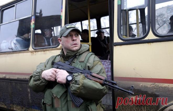 Февраль 2015. БОИ В РАЙОНЕ ДЕБАЛЬЦЕВА И ПЕРЕГОВОРЫ "НОРМАНДСКОЙ ЧЕТВЕРКИ" / Украинский солдат в городе Дебальцево Донецкой области, 3 февраля 2015 года. © AP Photo/Petr David Josek| Что привело к возникновению конфликта, как он развивался и какое влияние оказал на расстановку сил в международных отношениях. ХРОНОЛОГИЯ