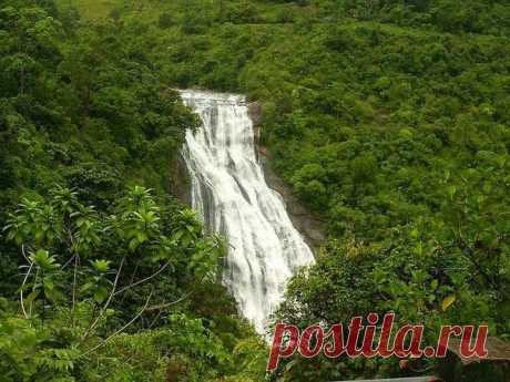 Водопады Нувара-Элия — Шри-Ланка 

Kirindi Ella 

Потоки воды, которые его образуют, сплетаются причудливым узором. Сам водопад находится среди крутых склонов, струи воды летят с огромной высоты...