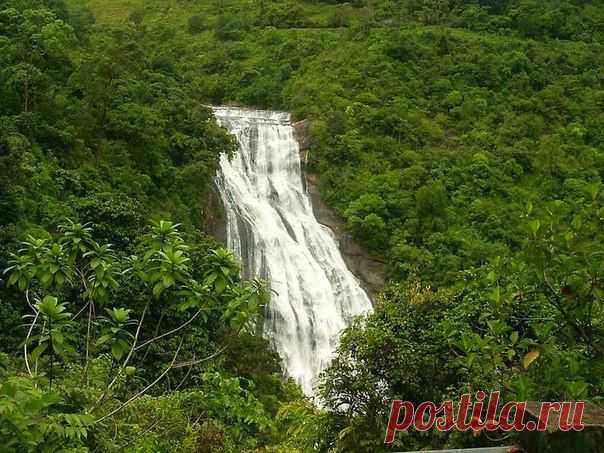 Водопады Нувара-Элия — Шри-Ланка 

Kirindi Ella 

Потоки воды, которые его образуют, сплетаются причудливым узором. Сам водопад находится среди крутых склонов, струи воды летят с огромной высоты...