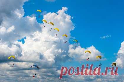 Десятки парашютистов попали в ураган на популярном курорте в Турции. Десятки парашютистов попали в ураган на популярном турецком курорте Олюдениз. По данным издания, под влияние стихии попали 26 человек. После взлета с горы Бабадаг в ураган попали шесть одноместных парашютов и 10 тандемов. Отмечается, что из-за ветра им не удалось приземлиться на заранее заготовленные площадки.