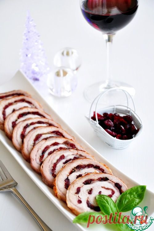 Рулет из свинины с вяленой клюквой и розмарином - кулинарный рецепт