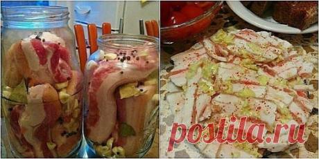 Рецепт этого сала выпрашивают все гости! Фирменный способ засолки! Может стоять долго и вкус не испортится!
Ингредиенты
Сало 2 кг
Вода 5 стак.
Соль 1 стак.
Лавровый лист 3–5 шт.
Черный перец (горошком) 10 шт.
Чеснок 5–8 зуб.
Приготовление
Приготовьте тузлук. Налейте воду в кастрюлю, добавьте соль, поставьте на огонь, перемешайте, чтобы кристаллы растворились. Доведите тузлук до кипения, снимите с огня.
Нарежьте сало небольшими кусками так, чтобы его было удобно доставать, и поместите в 3-литр