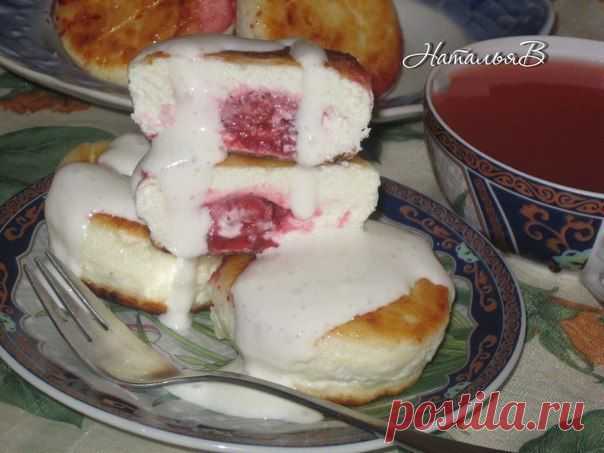 Наивкуснейшие сырники с клубникой в сметанном соусе.