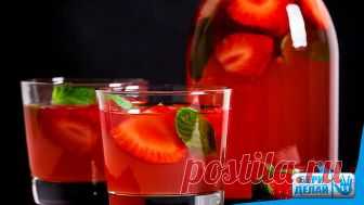 Клубничный ликер.

Ингредиенты:
 
1 кг свежей клубники
250 г сахара
0,5 л водки или другого алкоголя
1 лайм или лимон.

Приготовление:
 
1. Хорошенько помой ягоды, удали подножки и разложи клубнику на полотенце, чтобы она высохла.
2. Помести ягоды в стеклянную банку и засыпь сахаром. Когда клубника пустит сок, добавь к ней алкоголь. Закрой банку и настаивай 5 недель. Время от времени содержимое банки нужно взбалтывать.
3. Спустя указанный срок процеди содержимое банки в др...