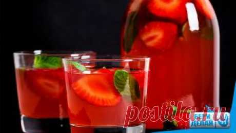 Клубничный ликер.

Ингредиенты:
 
1 кг свежей клубники
250 г сахара
0,5 л водки или другого алкоголя
1 лайм или лимон.

Приготовление:
 
1. Хорошенько помой ягоды, удали подножки и разложи клубнику на полотенце, чтобы она высохла.
2. Помести ягоды в стеклянную банку и засыпь сахаром. Когда клубника пустит сок, добавь к ней алкоголь. Закрой банку и настаивай 5 недель. Время от времени содержимое банки нужно взбалтывать.
3. Спустя указанный срок процеди содержимое банки в др...