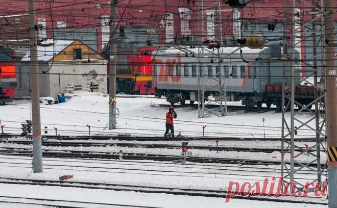 Маршруты поездов в Москву и обратно изменили из-за взрыва под Самарой. Несколько поездов в Москву и обратно проследуют по измененным маршрутам из-за обследования железнодорожной инфраструктуры на перегоне Звезда — Чапаевск в Самарской области, сообщила пресс-служба РЖД в телеграм-канале.
