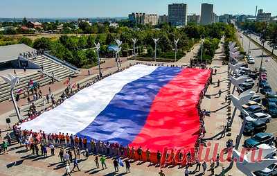 Один на всех. Как отмечают День Государственного флага в городах России. День Государственного флага РФ ежегодно отмечается в России 22 августа. Он был установлен 20 августа 1994 года указом президента РФ Бориса Ельцина "в связи с восстановлением 22 августа 1991 года исторического российского трехцветного государственного флага". Государственный флаг — один из официальных символов страны. Как прошли праздничные мероприятия в разных городах России — в галерее ТАСС