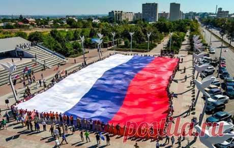 Один на всех. Как отмечают День Государственного флага в городах России. День Государственного флага РФ ежегодно отмечается в России 22 августа. Он был установлен 20 августа 1994 года указом президента РФ Бориса Ельцина &quot;в связи с восстановлением 22 августа 1991 года исторического российского трехцветного государственного флага&quot;. Государственный флаг — один из официальных символов страны. Как прошли праздничные мероприятия в разных городах России — в галерее ТАСС