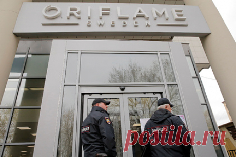 Oriflame частично приостановила деятельность в России. Шведская косметическая компания прямых продаж Oriflame частично ограничивает деятельность в России. Известно, что концерн приостанавливает инвестиции в маркетинг, тренинги и мероприятия в стране, а также отменяет возможность незарегистрированным пользователям из России покупать продукцию в онлайн-магазине.