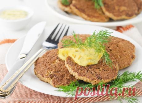 Печеночные оладьи под сметанно-морковным соусом - tochka.net