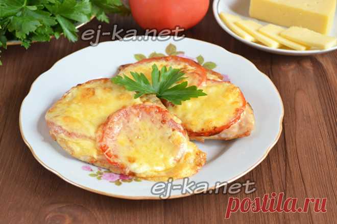 Сочные куриные отбивные, которые тают во рту: простой рецепт Сочные куриные отбивные готовят на сковороде в панировке или запекают с помидорами, грибами и сыром в духовке. Потрясающе вкусными, нежными и ароматными получаются отбивные из куриного филе с помидором и сыром в духовке. Помидор добавляет сочность, а сыр чудесный сливочный вкус.Такое блюдо не только разнообразит обычный рацион, но и станет главным на праздничном столе. На подготовку и приготовлении требуется мало...