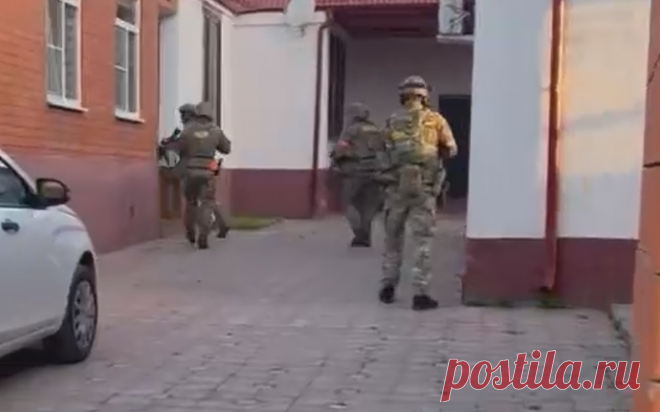 ФСБ раскрыла хищение из Соцфонда на ₽1 млрд. Злоумышленники получали поддельные документы из Европы, на их основании назначались пенсии и соцвыплаты. Схема действовала в субъектах СКФО и ЮФО, в частности в Ингушетии, с 2019 по 2022 год