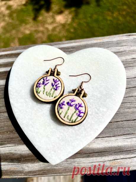 Pendientes bordados a mano / Mini aro de bordado / Moderno diseño floral pequeño / Arcoíris / Girasol / Hongo / Hipoalergénico / Regalo para ella - Etsy España