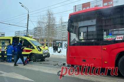 Пожилая пациентка скорой помощи погибла в ДТП в российском регионе. В Казани скорая помощь столкнулась с пассажирским автобусом. В результате ДТП погибла пожилая пациентка, сообщается в Telegram-канале МВД России по Татарстану. Кроме этого, травмы получили фельдшер, а также сопровождающая пациентку женщина. На место происшествия приехали сотрудники ГИБДД.