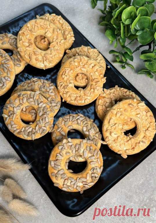 Печенье «Кольца» - быстрая выпечка к чаю
Ингредиенты:
1 яйцо
70 г сахара
щепотка соли
1 пакетик ванильного сахара (10 г)
100 г мягкого или растопленного сливочного масла
1 ч. л. разрыхлителя
250 г муки
1 яйцо для смазывания
арахис, семечки или любая посыпка по вкусу