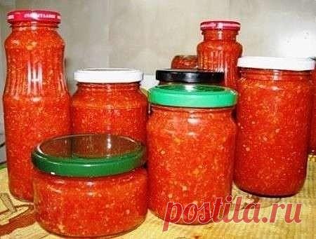 Аджика без уксуса: потом вы другую уже делать не будете ( никому не даю рецепт, но друзьям с удовольствием!!!)
Помидоры - 1 кг.
чеснок - 2 головки
перец чили - 2 стручка
перец болгарский - 0,5 кг
соль - 1,5 ст. л.
сахар - 3 ст. л.
Все овощи перекрутить на мясорубке, добавить соль, сахар, довести до кипения и варить 20 мин., закатать в банки.
Выход 3 банки по 0,5 л.
Вкуснее соуса моя семья ещё не ела!