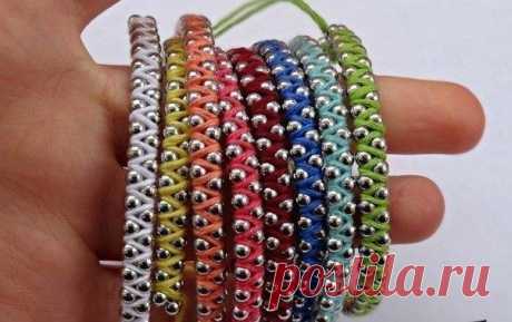 Плетём оригинальный браслет из шарнирной цепочки и пряжи. / diyideas.ru