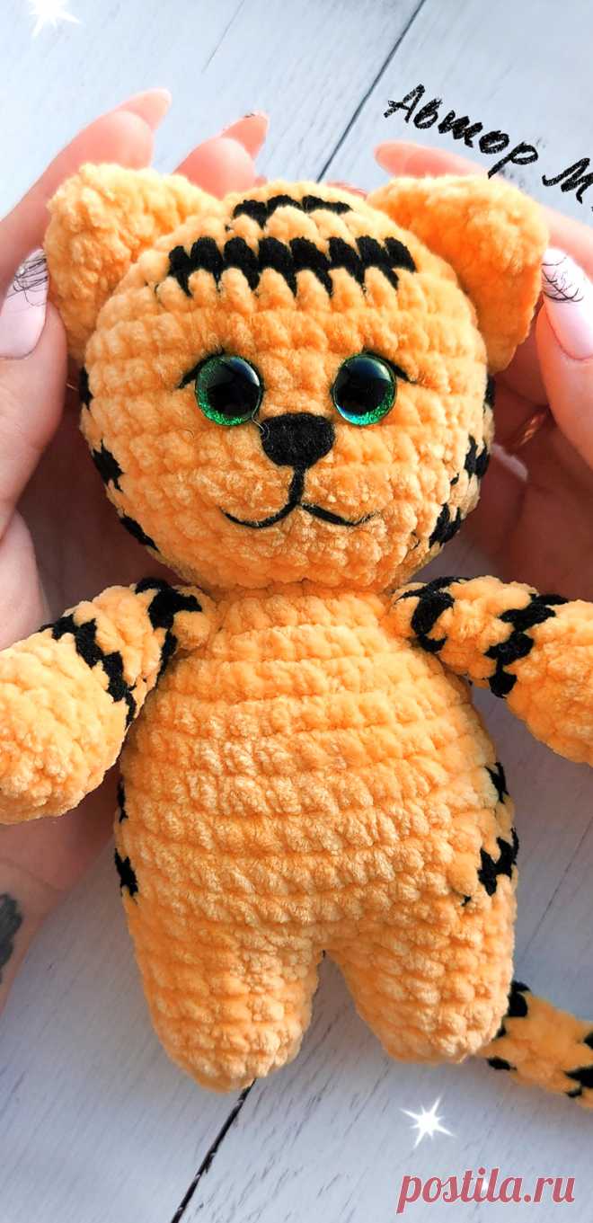 PDF Тигрёнок крючком. FREE crochet pattern; Аmigurumi animal patterns. Амигуруми схемы и описания на русском. Вязаные игрушки и поделки своими руками #amimore - плюшевый тигр, тигренок из плюшевой пряжи, котик, кот, кошечка, кошка, котенок.