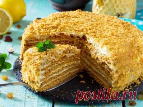 Медовик со сметанным кремом - рецепт на все времена
Медовик очень вкусный и нежный торт с восхитительным медовым ароматом. 
 
Ингредиенты:
Пшеничная мука - 350 г 
Тростниковый сахар - 200 г 
Сливочное масло - 100 г 
Яйцо куриное - 2 шт. 
Мед - 1 ст. л. 
Сметана - 500 г 
Сода - 1 ч. л. 
Сахар - 150 г 
 
Способ приготовления:
1. В миску положить мягкое сливочное масло, сахар и мед. 
 
2. Миску поставить на водяную баню, нагревать, помешивая, пока сахар немного не растворится...