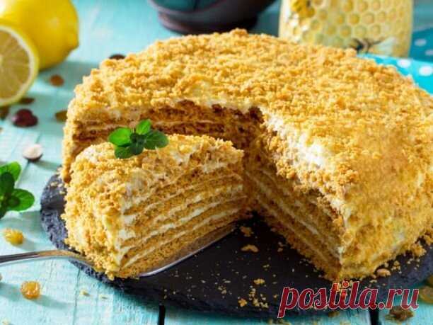 Медовик со сметанным кремом - рецепт на все времена
Медовик очень вкусный и нежный торт с восхитительным медовым ароматом. 
 
Ингредиенты:
Пшеничная мука - 350 г 
Тростниковый сахар - 200 г 
Сливочное масло - 100 г 
Яйцо куриное - 2 шт. 
Мед - 1 ст. л. 
Сметана - 500 г 
Сода - 1 ч. л. 
Сахар - 150 г 
 
Способ приготовления:
1. В миску положить мягкое сливочное масло, сахар и мед. 
 
2. Миску поставить на водяную баню, нагревать, помешивая, пока сахар немного не растворится...