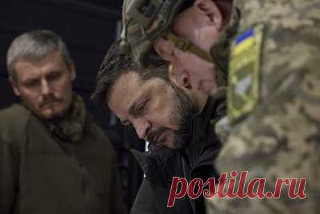 В США указали на постоянные неудачи Зеленского. Президент Украины Владимир Зеленский в последнее время терпит одни неудачи. На невезение украинского лидера указали журналисты американского новостного журнала Newsweek. «После отказа Болгарии передать Киеву 100 единиц бронетехники стало понятно, что беда не приходит одна», — высказался обозреватель Брендан Кол.