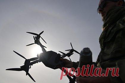 Боец ВС России сообщил о поражении складов ВСУ в глубоком тылу FPV-дронами. Вооруженные силы (ВС) России уничтожили украинские склады, располагавшиеся в глубоком тылу, ударом FPV-дронов. Российский боец из группировки войск «Юг» рассказал, что в результате удара уничтожены два склада Вооруженных сил Украины (ВСУ) и один блиндаж. Дроны несли на себе боевую часть массой 2,5 килограмма.