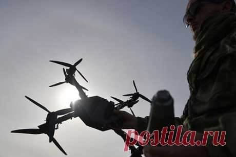 Боец ВС России сообщил о поражении складов ВСУ в глубоком тылу FPV-дронами. Вооруженные силы (ВС) России уничтожили украинские склады, располагавшиеся в глубоком тылу, ударом FPV-дронов. Российский боец из группировки войск «Юг» рассказал, что в результате удара уничтожены два склада Вооруженных сил Украины (ВСУ) и один блиндаж. Дроны несли на себе боевую часть массой 2,5 килограмма.