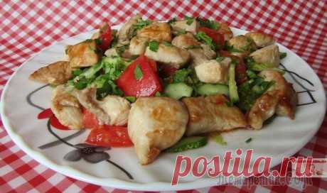Легкий салат с овощами и курицей
